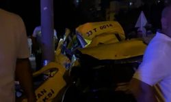 Kontrolden çıkan taksi elektrik direğine çarptı: 2 ölü