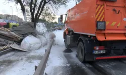 İstanbul'da tırdan dökülen alçı nedeniyle trafikte yoğunluk yaşandı