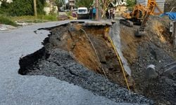 Gaziosmanpaşa'da yol çöktü: Doğalgaz hattı zarar gördü