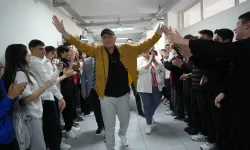 Emekliye ayrılan 45 yıllık öğretmen alkışlarla uğurlandı