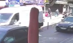 İstanbul Beyoğlu'nda geriye doğru manevra yapan minibüs kadına çarptı