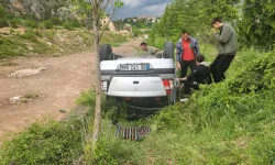 Karabük’te kontrolden çıkan otomobil dere kenarına devrildi: 5 yaralı