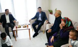 Hatay'da depremzede ailenin yeni yuvasındaki ilk misafiri Bakan Kurum oldu