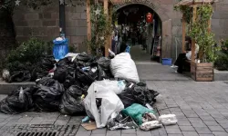 İzmir'de grev: Cadde ve sokaklar çöple doldu
