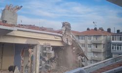 Avcılar'da riskli binadan kopan parçalar yan binaya girdi