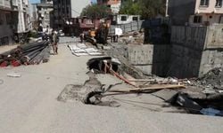 Gaziosmanpaşa'da yol çöktü: İki bina tahliye edildi