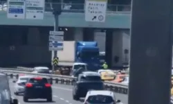 İstanbul'da TIR ters yöne girdi: Sahil yolu trafiğe kapandı
