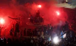 Napoli'nin şampiyonluk kutlamalarında havai fişek, meşale ve kavga krizi: 39 kişi yaralandı