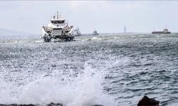 İzmir'de vapur seferlerine fırtına engeli