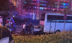 Antalya'da midibüse çarpan motosikletteki 2 kişi hayatını kaybetti