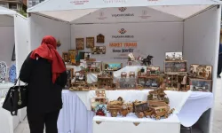 Afyonkahisar'da hoşuna giden her objenin minyatürünü yapıyor