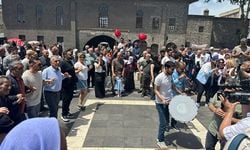 PKK'nın feshi Diyarbakır sokakların davul zurna ile kutlandı