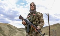 Vatan nöbetinde bir anne: Güvenlik korucusu silah arkadaşlarıyla omuz omuza