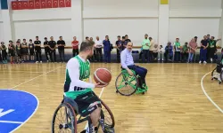 Belediye başkanı Altay tekerlekli sandalyeye oturdu, engelli basketçilerle maç yaptı