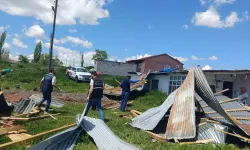 Kars'taki fırtınada 8 ev ve 3 ahırın çatısı uçtu