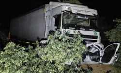 Bursa'da tır otomobili biçti: 1 ölü, 1 yaralı