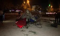 Konya'da otomobil kamyona çarpıp bahçeye uçtu: 2 yaralı