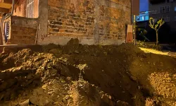 Bağcılar'da temel kazısı sırasında hasar gören bina boşaltıldı