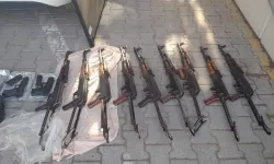 Polis memurunun aracında çok sayıda kaleşnikof ve ruhsatsız tabanca ele geçirildi