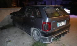 Kırıkkale'de otomobil duvara çarptı: 3 yaralı