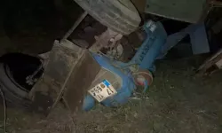 Devrilen traktörün altında kalan sürücü öldü