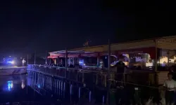 Fırat Nehri'nde duba restoranın halatının kopması paniğe neden oldu