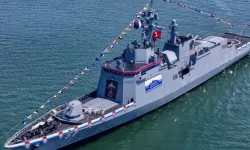 Kuzey Kore'de savaş gemisi suya indirilirken kızağından düştü