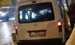 İstanbul'da reklam panosuna çarpan araç karşı şeride geçti