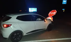 Kütahya'da ehliyetsiz ve alkollü sürücü 'dur' levhasına çarptı