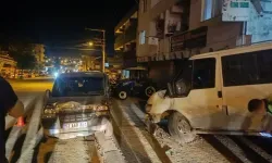 Hatay'da ticari araç önce patpata sonra minibüse çarptı