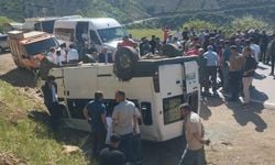 Hakkari'de öğrenci servisi devrildi: 14 yaralı