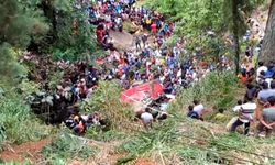 Sri Lanka'da yolcu otobüsü uçuruma yuvarlandı: 21 ölü