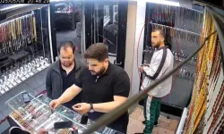 Elazığ'da saat hırsızlığı: Parasını sordu, kameraya bakıp cebine attı