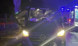 Antalya'da tur minibüsü ile otomobil çarpıştı
