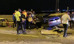 Sivas'ta bariyere saplanan otomobilden sürücü sağ çıktı
