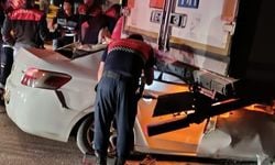 Mersin'de otomobil park halindeki tıra çarptı: 2 ölü