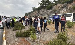 Servis minibüsü ile otomobil çarpıştı: 16 yaralı var