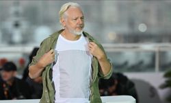 Assange, Cannes'a Gazze'de katledilen binlerce çocuğun isminin yer aldığı tişörtle katıldı