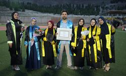 Siirtli öğretmen, öğrencileriyle birlikte okuduğu üniversiteden mezun oldu