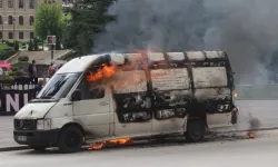Polis ekibi işlem yapmak isteyince, hacizli aracı ateşe verdi