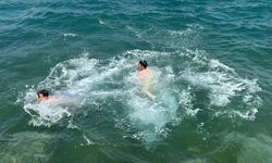 Güzel havayı fırsat bilen sahile koştu