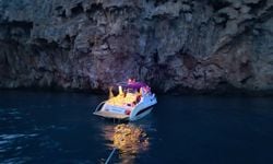 Antalya'da arızalanan tekne falezlere sürüklendi