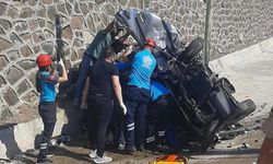Tunceli'de iki araç kafa kafaya çarpıştı: 1'i ağır 6 yaralı