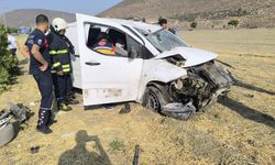 Kamyonet tarlaya uçtu: İki kişi yaralandı