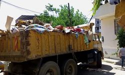 Kötü koku yayılan evden 6 kamyon dolusu çöp çıktı