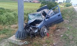 Afyonkarahisar'da otomobil yön tabelasına çarptı: Bir kişi hayatını kaybetti