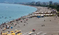 Hava sıcaklığı 38 dereceyi buldu: Sahile akın ettiler
