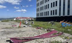 Ardahan'da kuvvetli rüzgar çatıları uçurdu