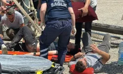 Bayrak asmak için çıktıkları vinç devrildi, 2 işçi yaralı