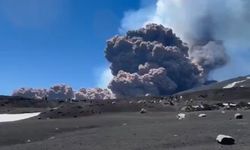 Etna Yanardağı kül ve lav püskürttü